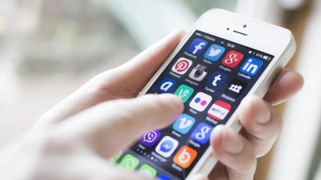 social_icons_on_mobile_smartphone_w1024